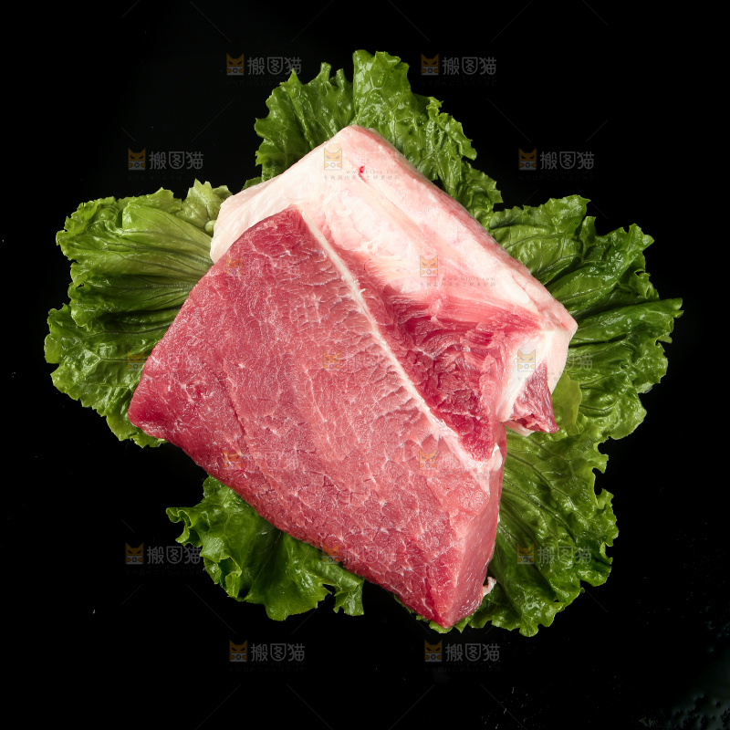 菜叶上放着一块瘦肉