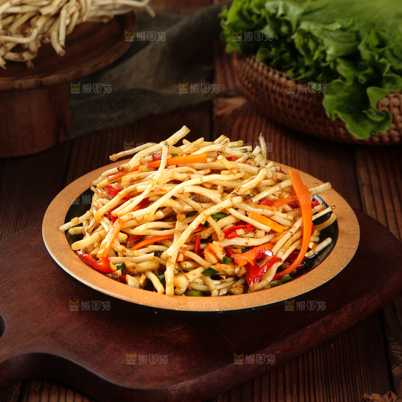 木板上一盘凉拌折耳根