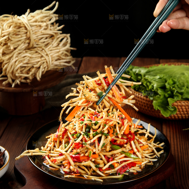 筷子上夹着凉拌鱼腥草