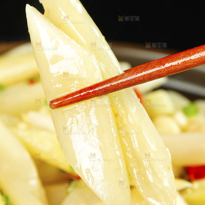 筷子上夹着泡椒藕带