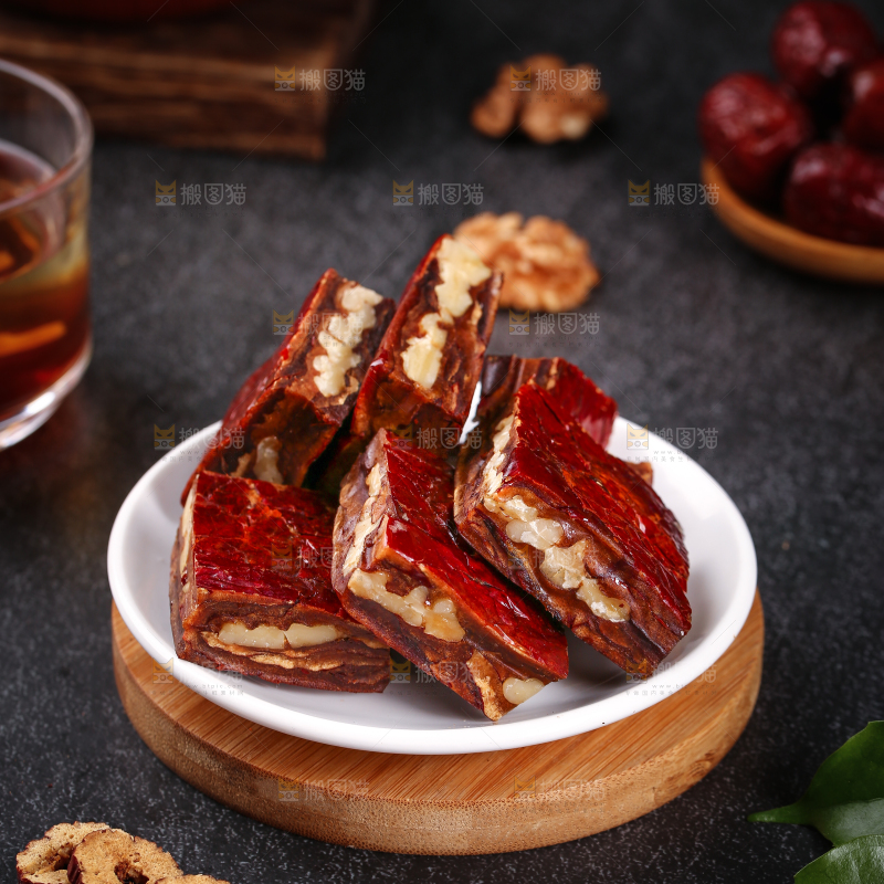 木板上放着一盘枣仁派