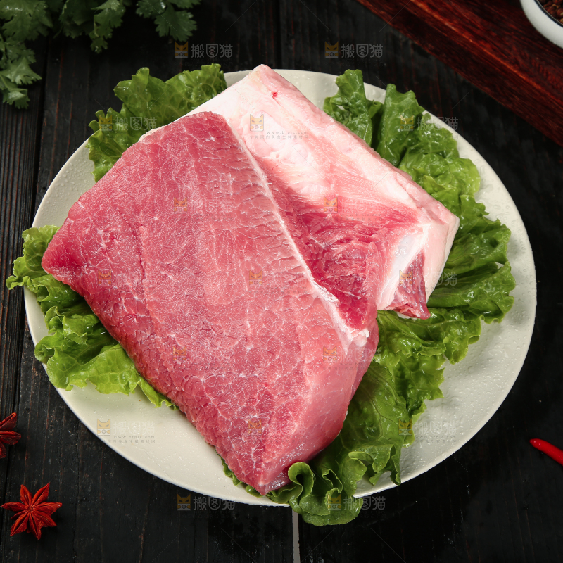 黑底上放着一盘猪肉