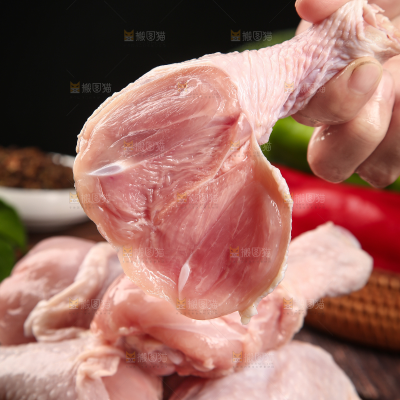 手里拿着鸡腿肉