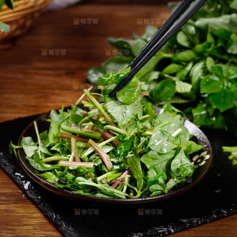 筷子上夹着白花菜