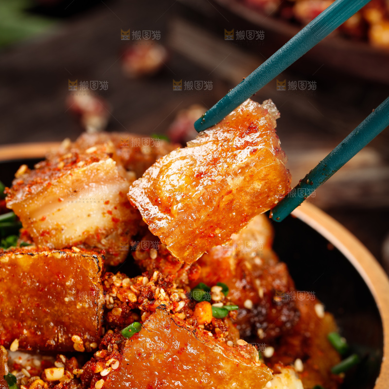 筷子上夹着烤肉