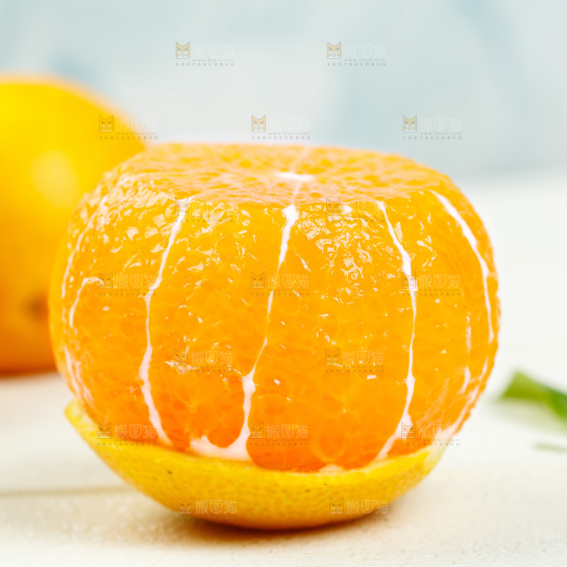 一个削皮的果冻橙