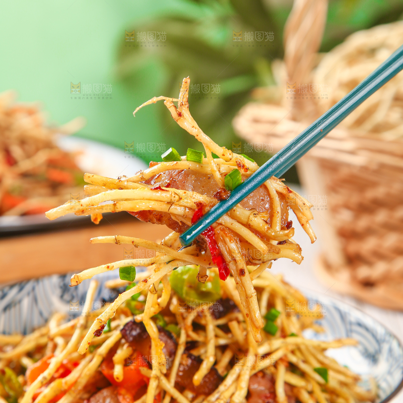 筷子上夹着折耳根腊肉
