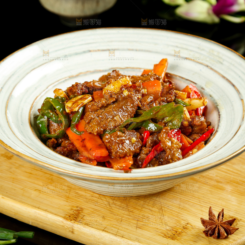 木板上放着一盘青椒烧牛肉