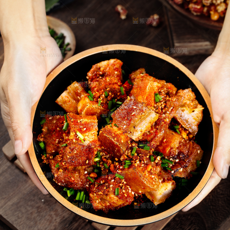 手里端着一盘脆皮五花肉