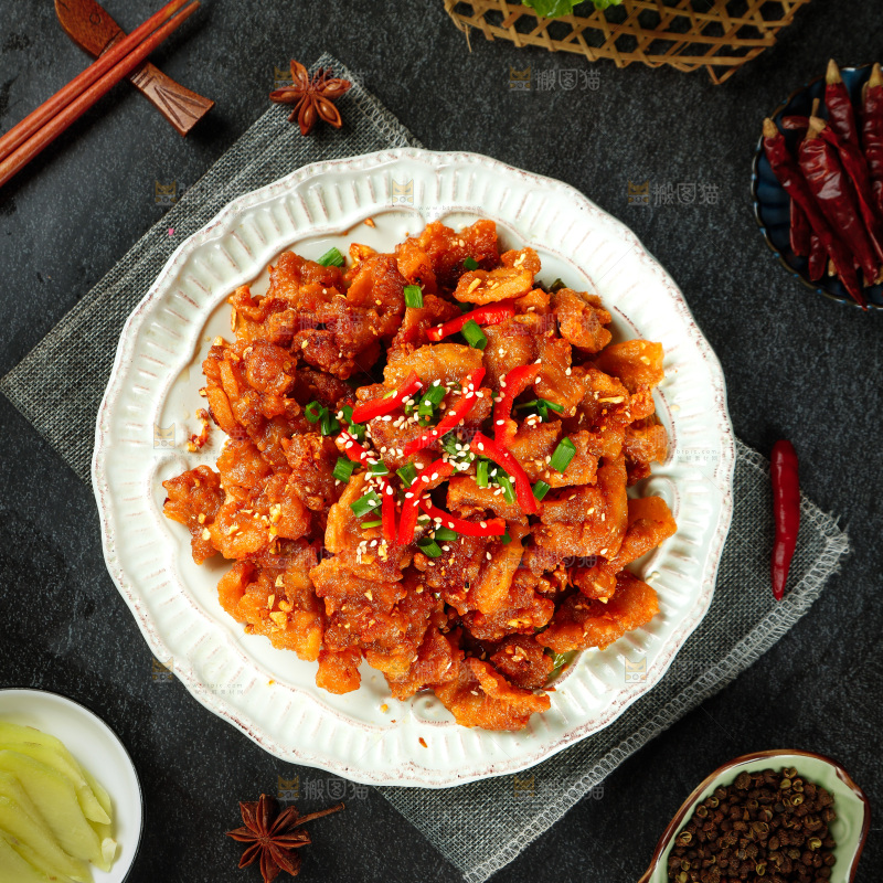 案板上放着一盘辣子小酥肉