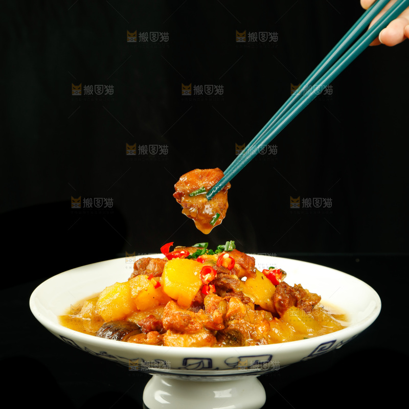 筷子上夹着黄焖鸡