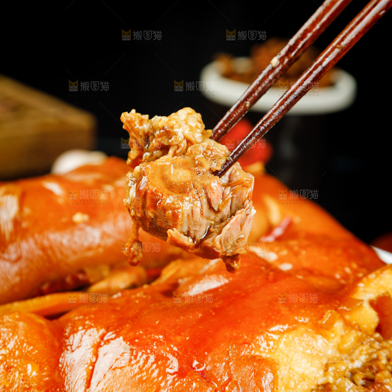 筷子上夹着猪头肉