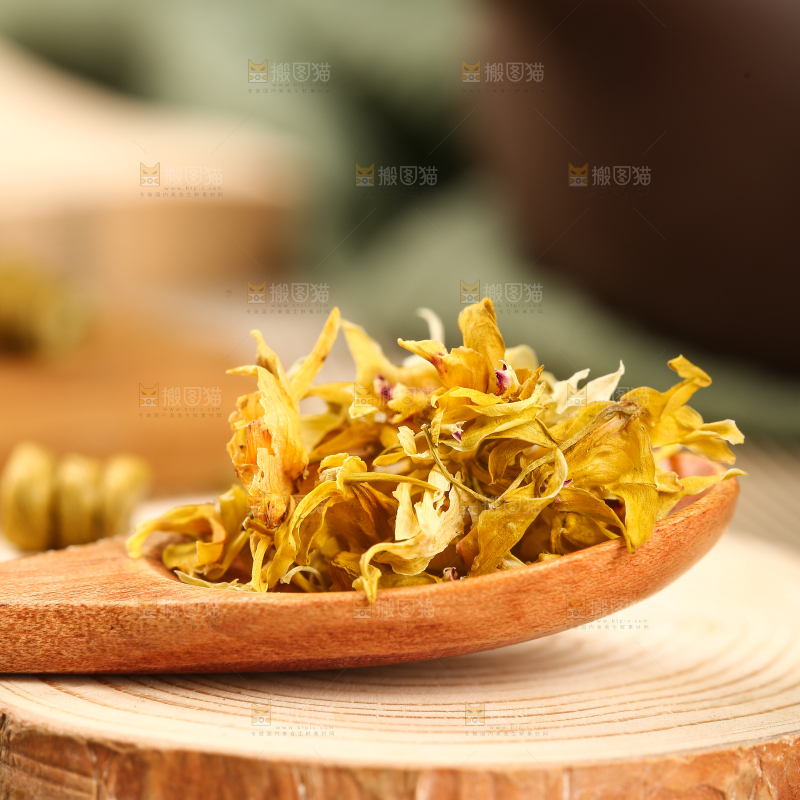 勺子里的铁皮石斛花