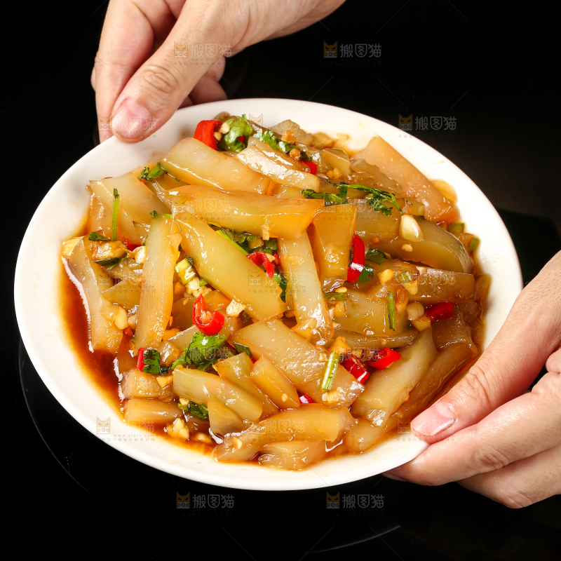 手里端着一盘酸辣凉粉