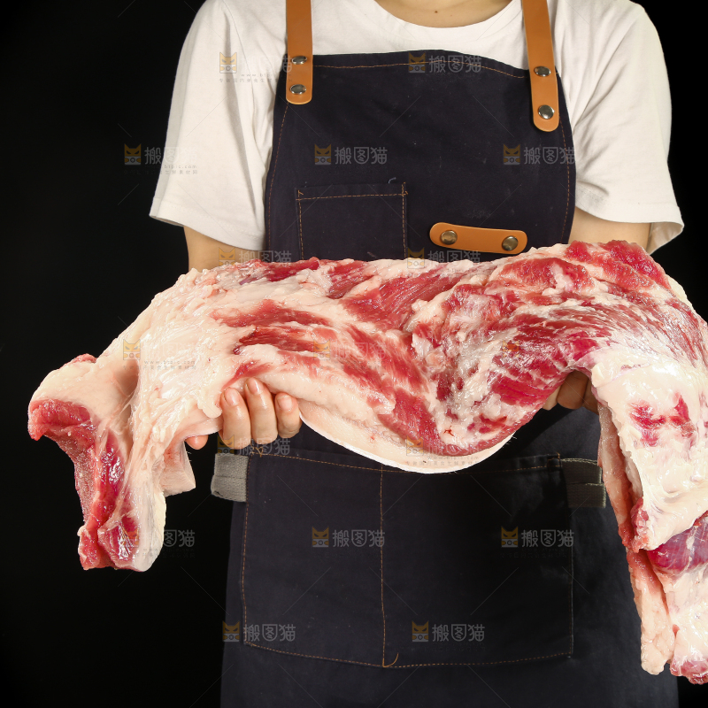 手里拿着新鲜猪肉