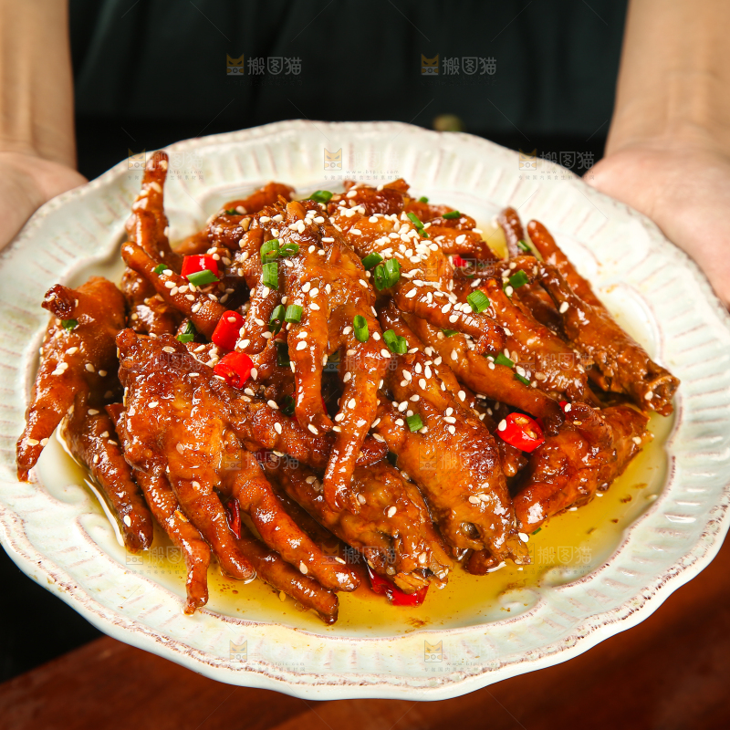 手里端着一盘红烧酱香鸡爪