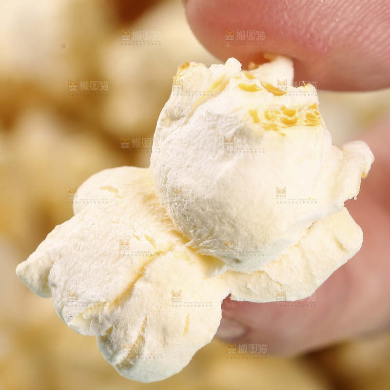 手里拿着爆米花