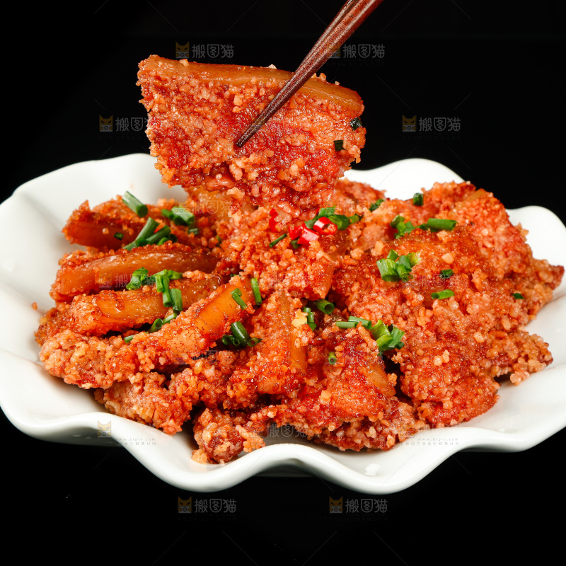 筷子上夹着蒸五花肉