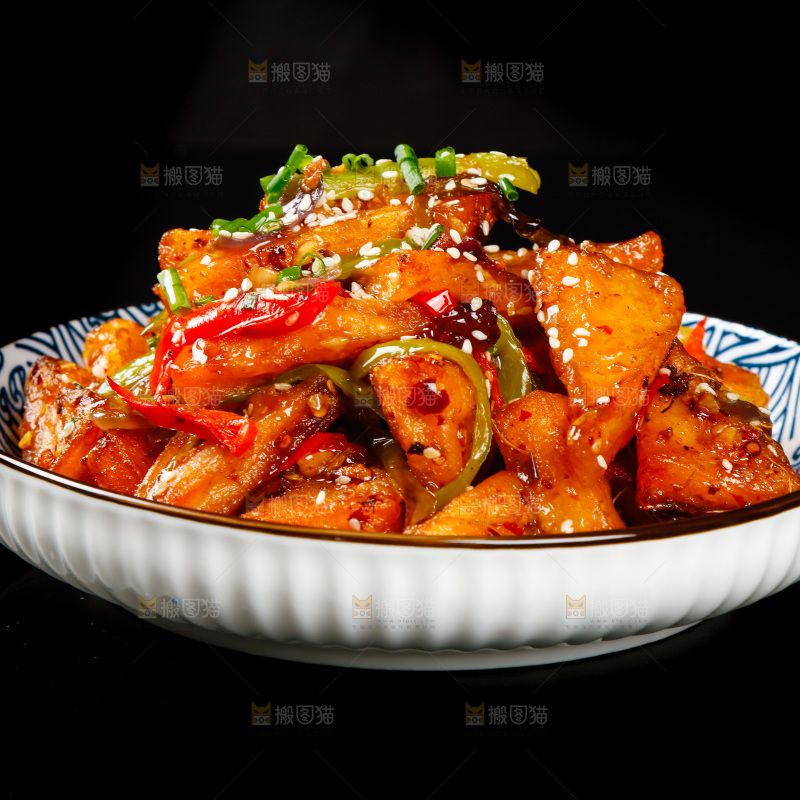 黑底上放着一盘红烧米豆腐