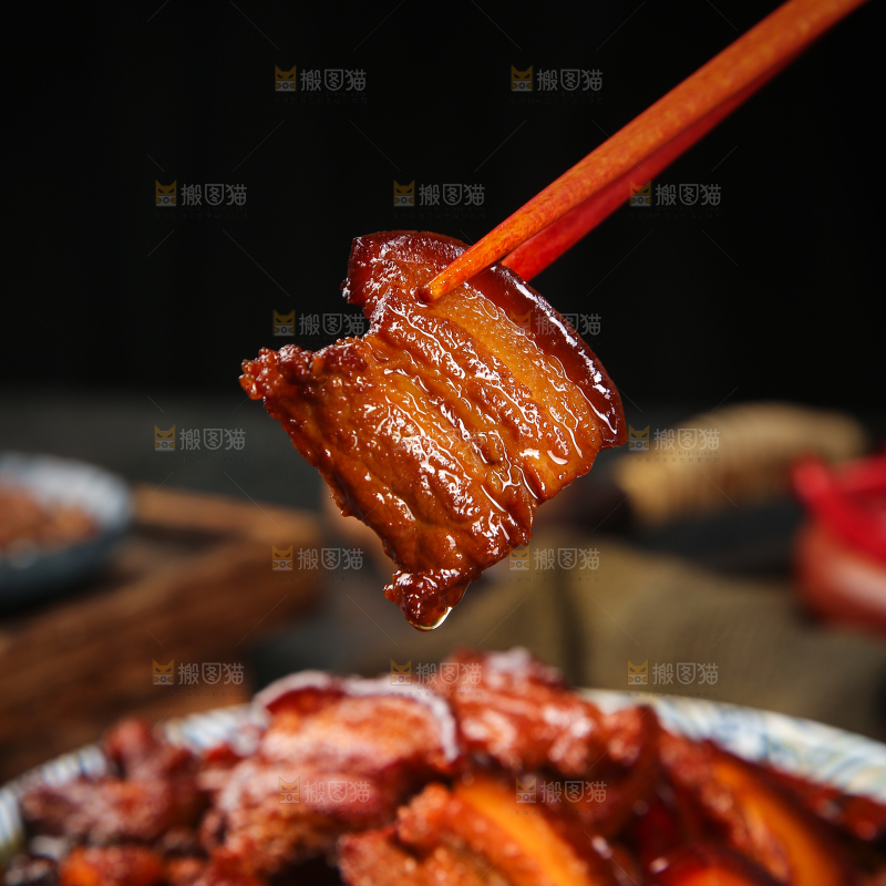 筷子上夹着一块秘制把子肉