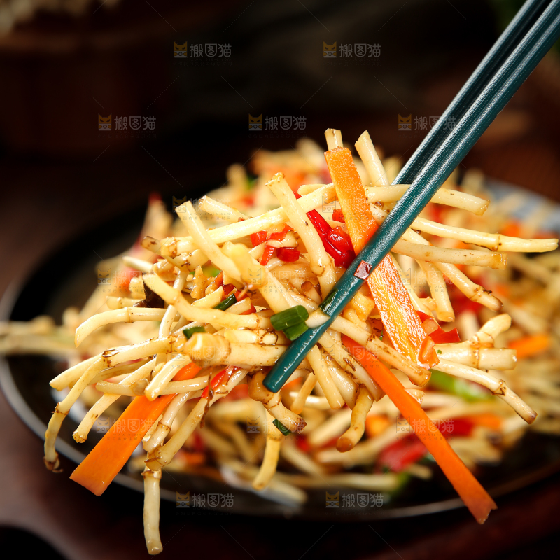 筷子上夹着凉拌鱼腥草