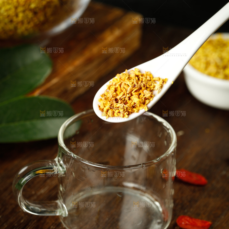 勺子舀着桂花