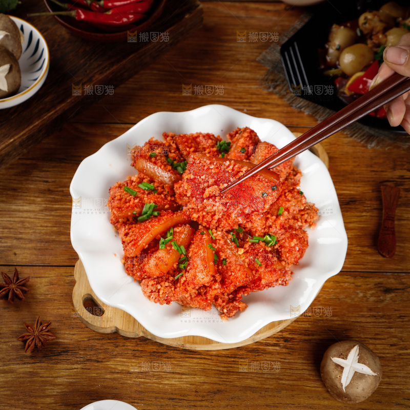 筷子上夹着蒸肉