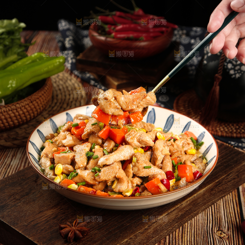 勺子上舀着炒鸡胸肉