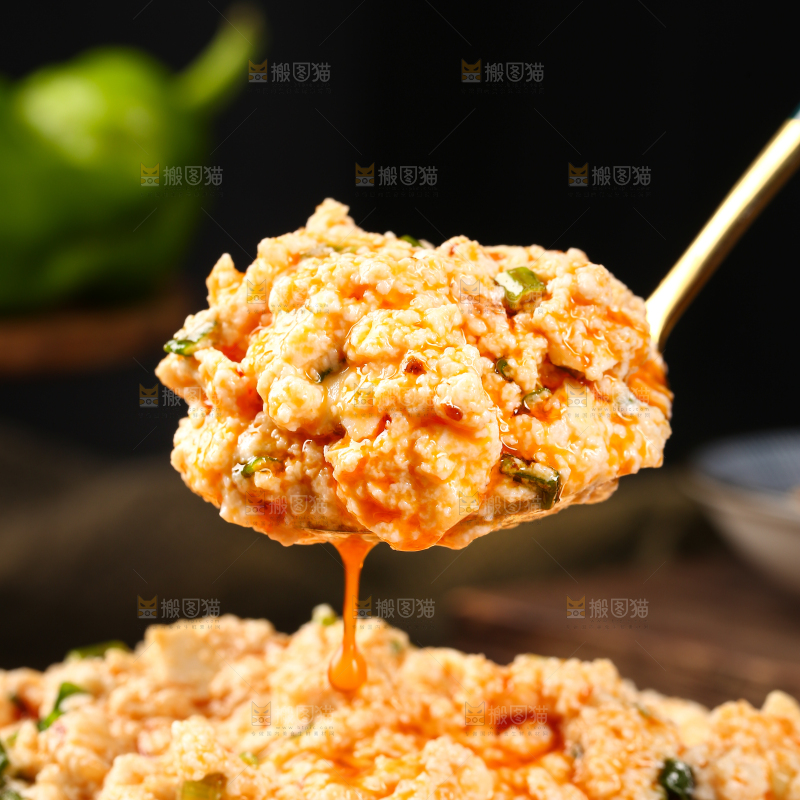 勺子上舀着香辣豆腐