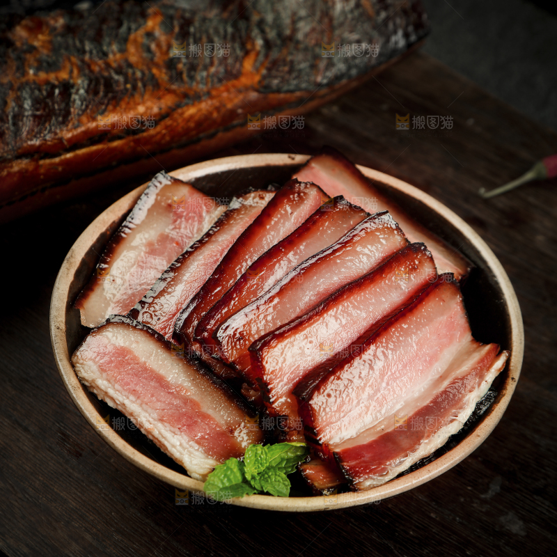 木底上摆放着一盘腊肉