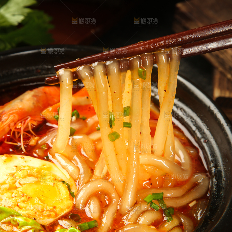 筷子上夹着土豆粉