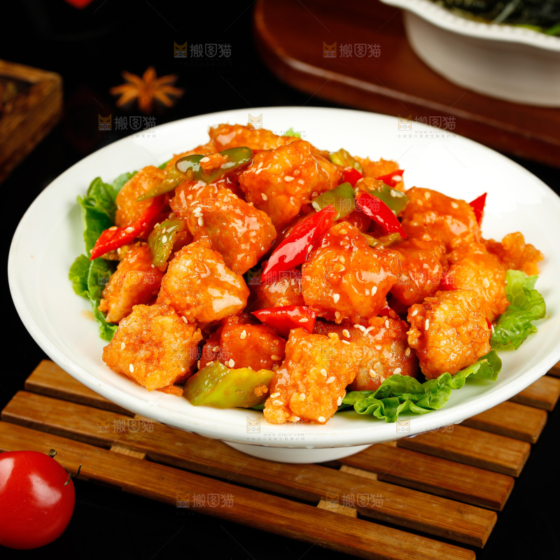 木垫上放着一盘咕咾肉