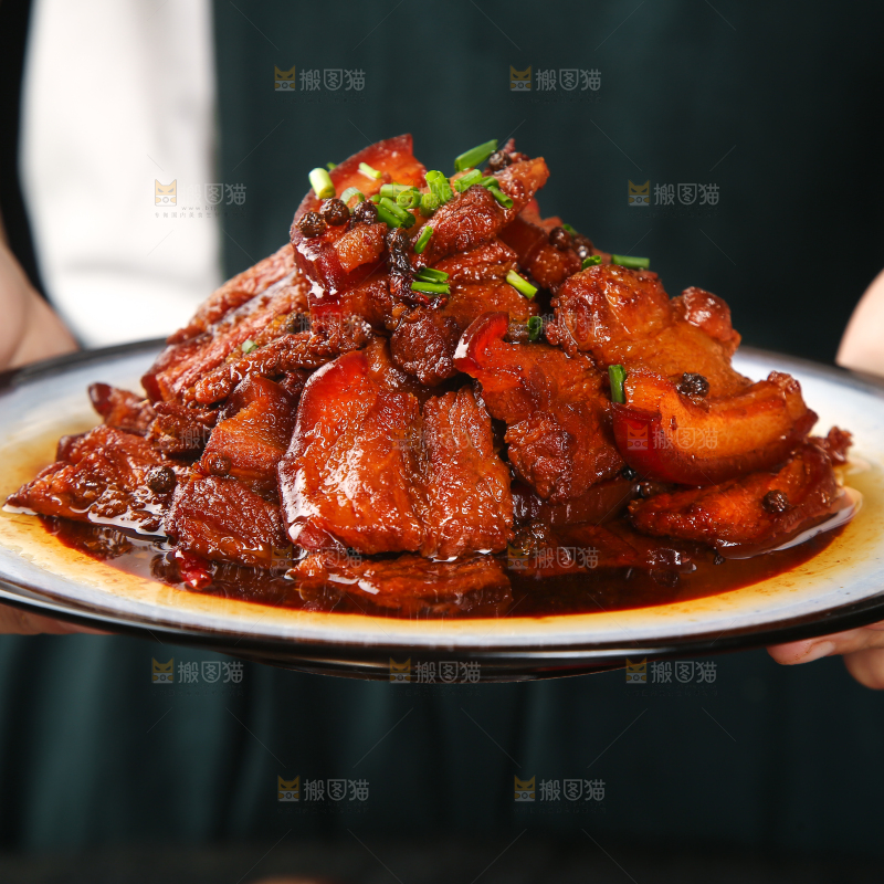 手里端着一盘秘制把子肉