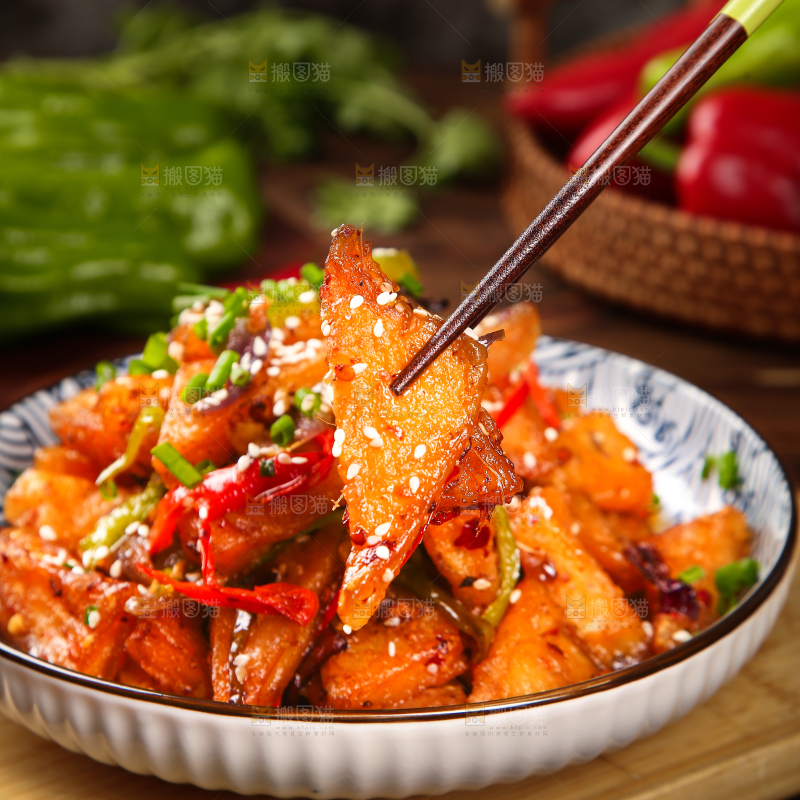 筷子上夹着红烧米豆腐