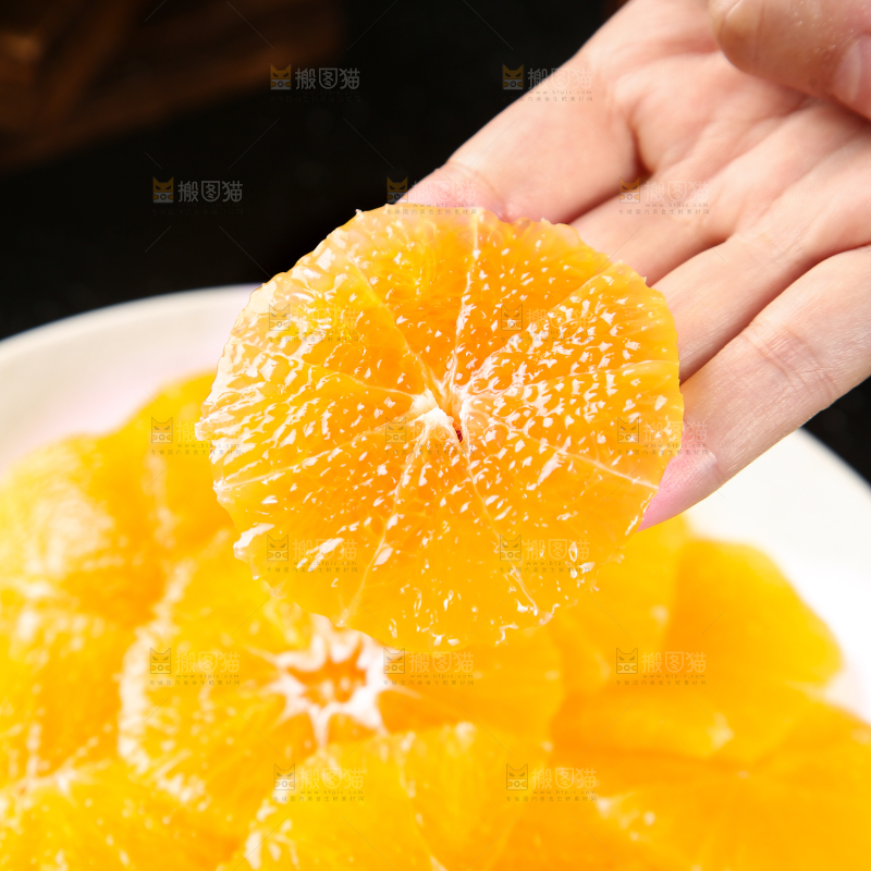 手里拿着橙子果肉