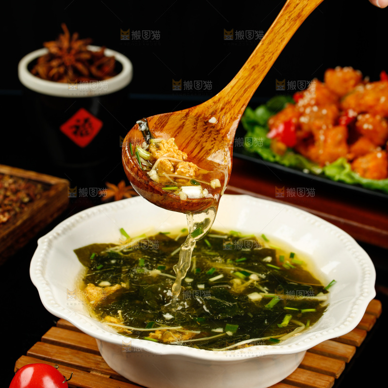 勺子上舀着裙菜汤