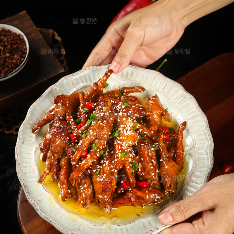 手里端着一盘红烧酱香鸡爪