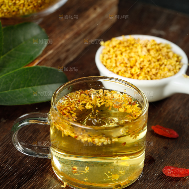 木底上摆放着一杯桂花茶