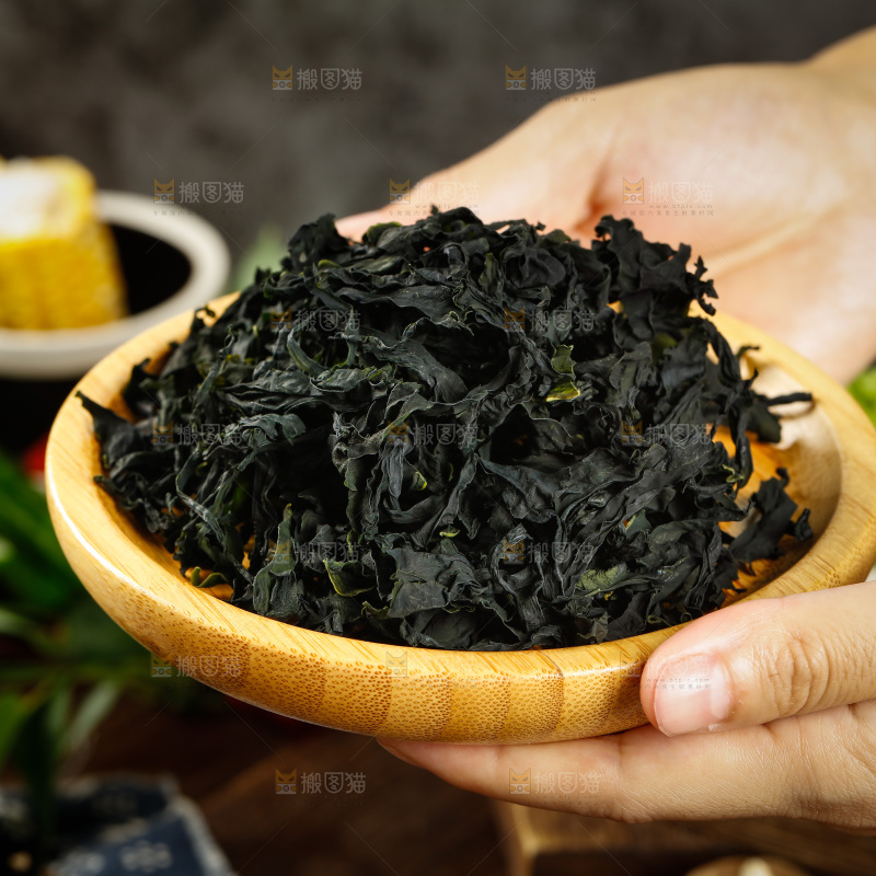 手里端着一盘无梗裙带菜