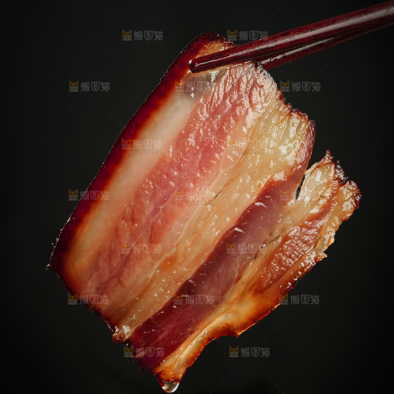 筷子上夹着五花腊肉