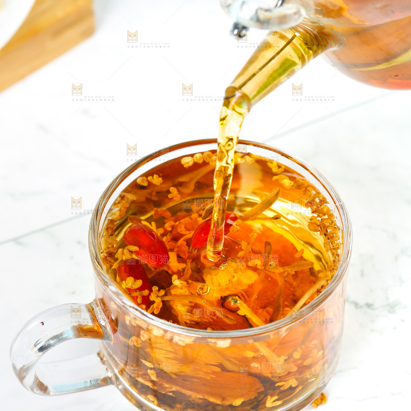 冲泡着一杯菊花枸杞决明子茶