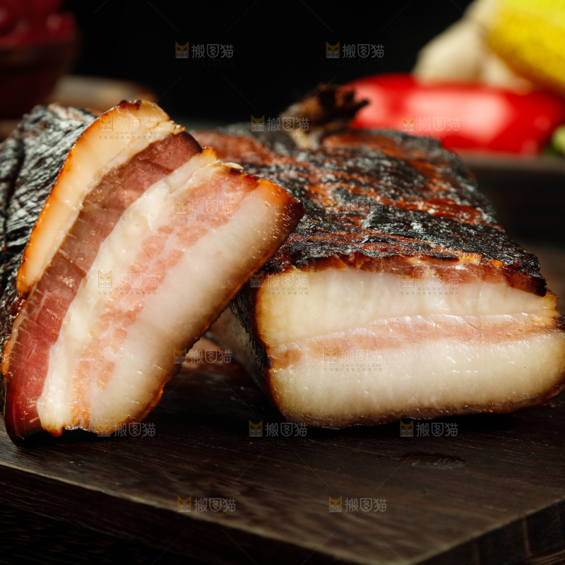 深底上的四川烟熏腊肉