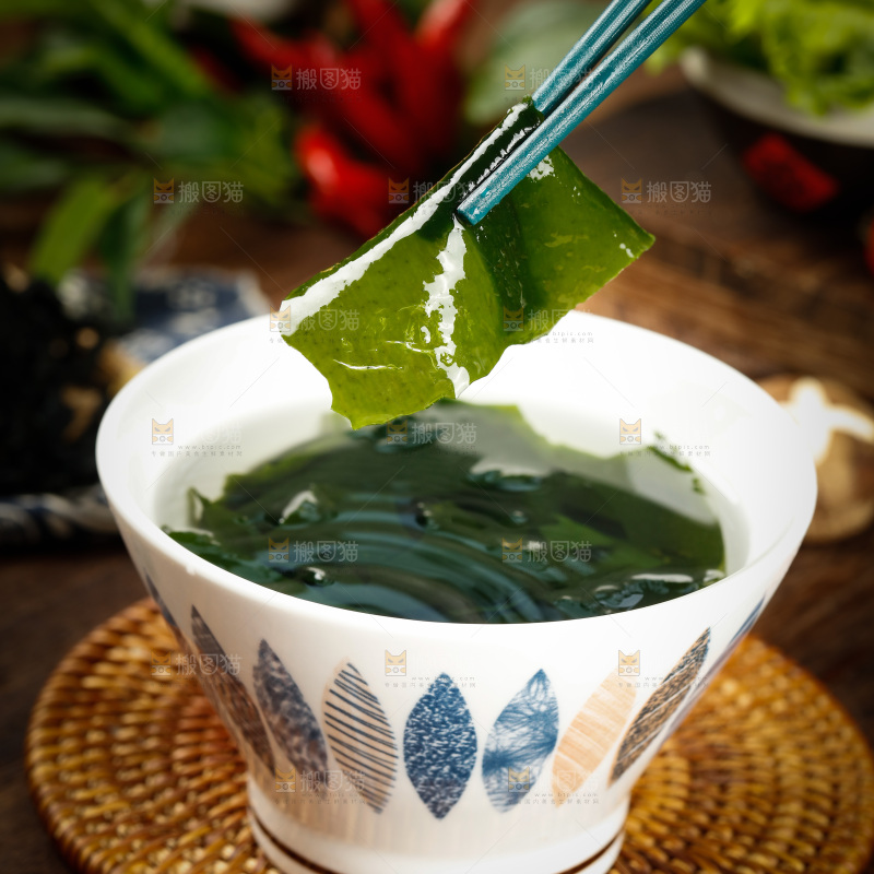 筷子上夹着裙带菜