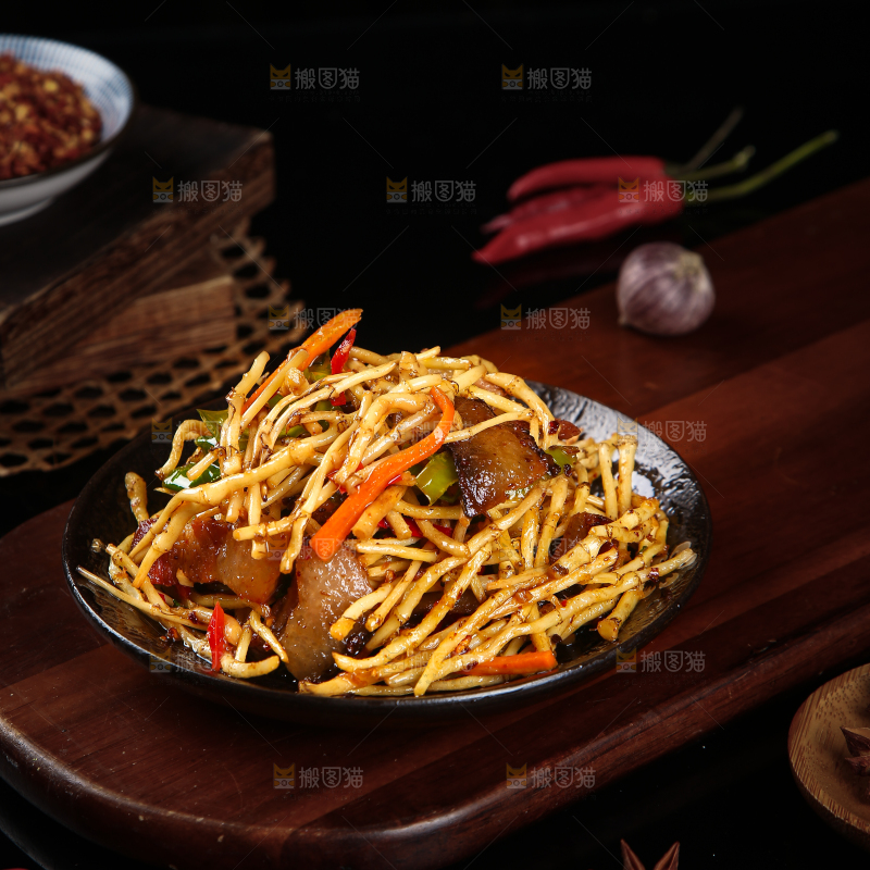木板上放着鱼腥草炒腊肉