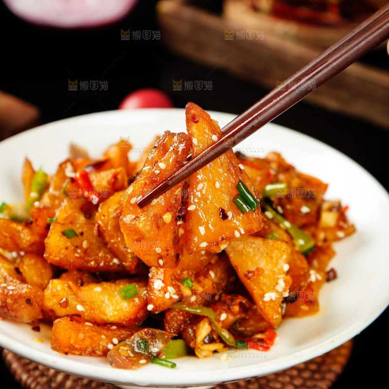 筷子上夹着米豆腐