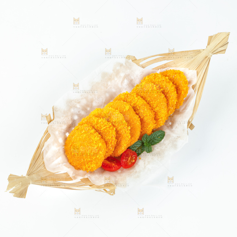 白底上摆放着香糯南瓜饼