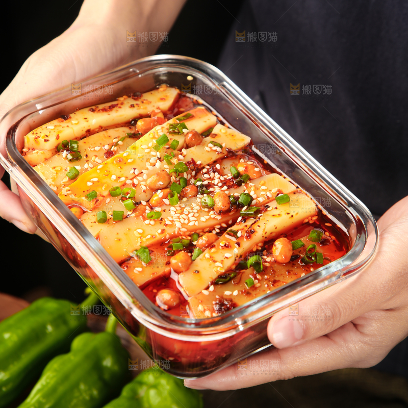 手里端着香辣米豆腐