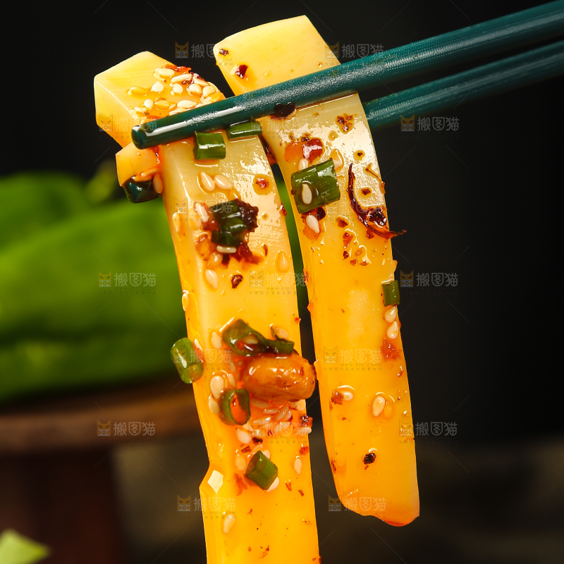筷子上夹着米豆腐