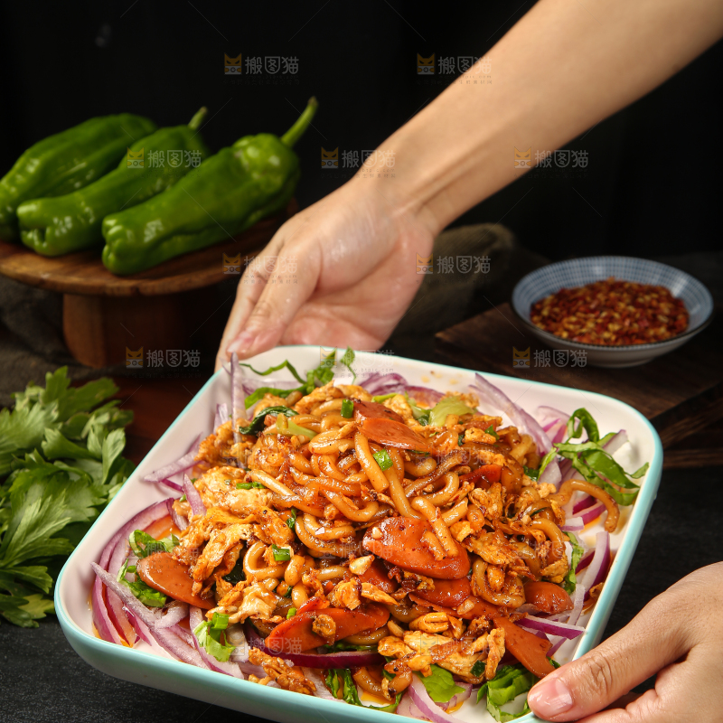 手里端着一盘炒土豆粉