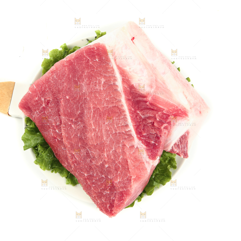 白底上摆放着一盘猪肉